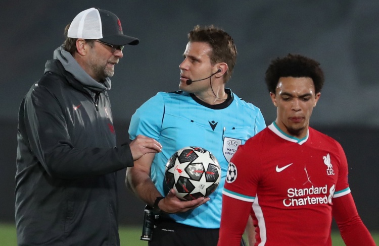 于根伟谈于汉超退役：联赛收官战的拥抱，有我对他的敬意（于根伟谈于汉超退役：联赛末轮那次拥抱，是我向他表达敬意）