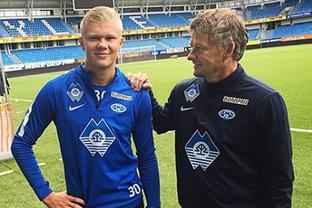 2025年中超最佳裁判：金哨李海新，银哨唐顺齐，铜哨傅明（2025中超裁判评选结果：李海新夺金哨，唐顺齐获银哨，傅明摘铜哨）