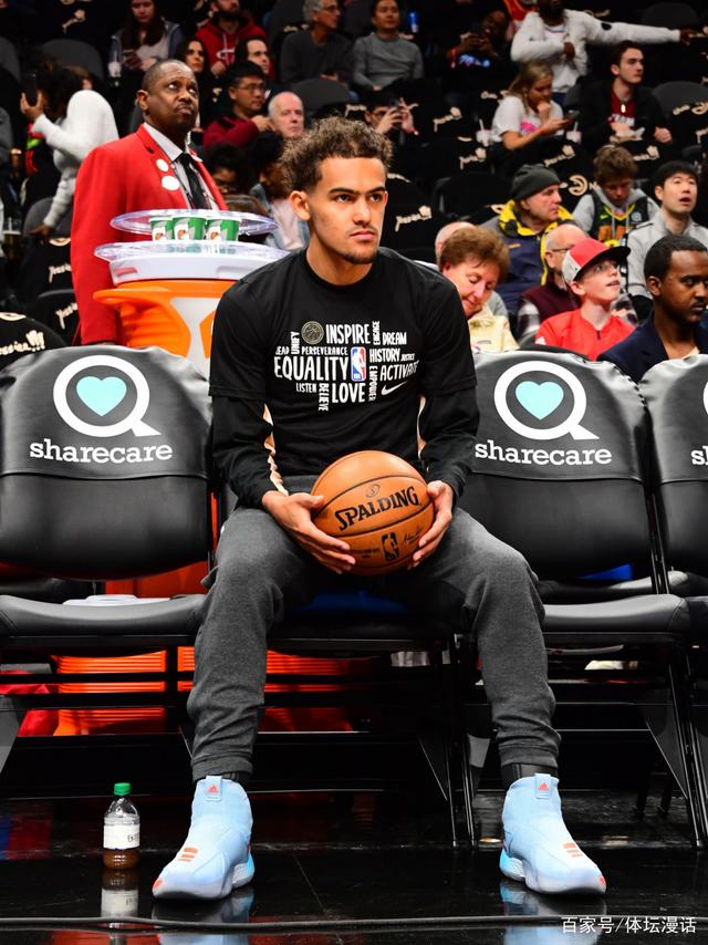 前锋远射破门，球迷现场尖叫（前锋远射世界波破门，现场球迷沸腾）