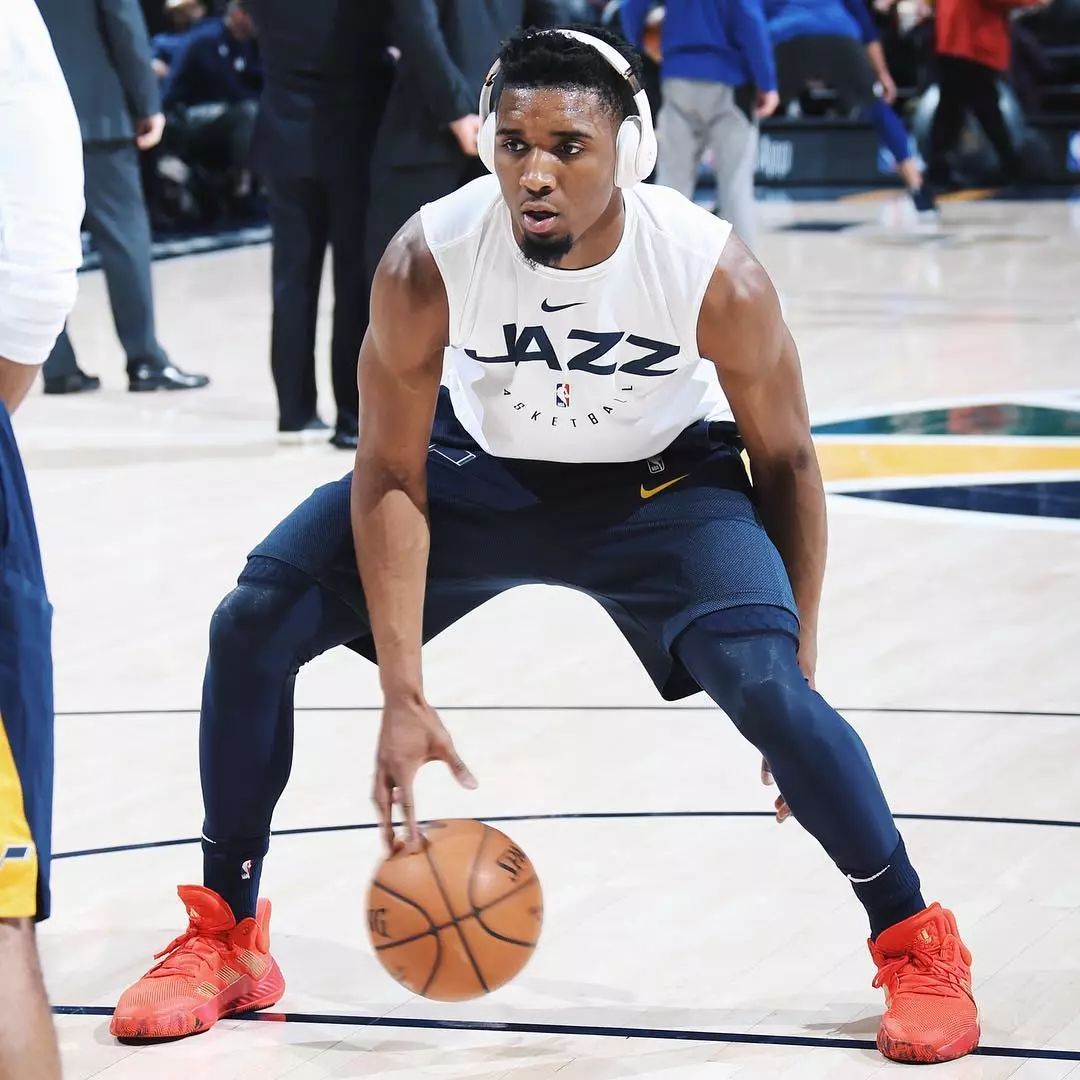 一齐登场！齐达内中国风亮相FC嘉年华，传奇卡重磅揭晓！（齐达内中国风亮相FC嘉年华，传奇卡重磅发布！）